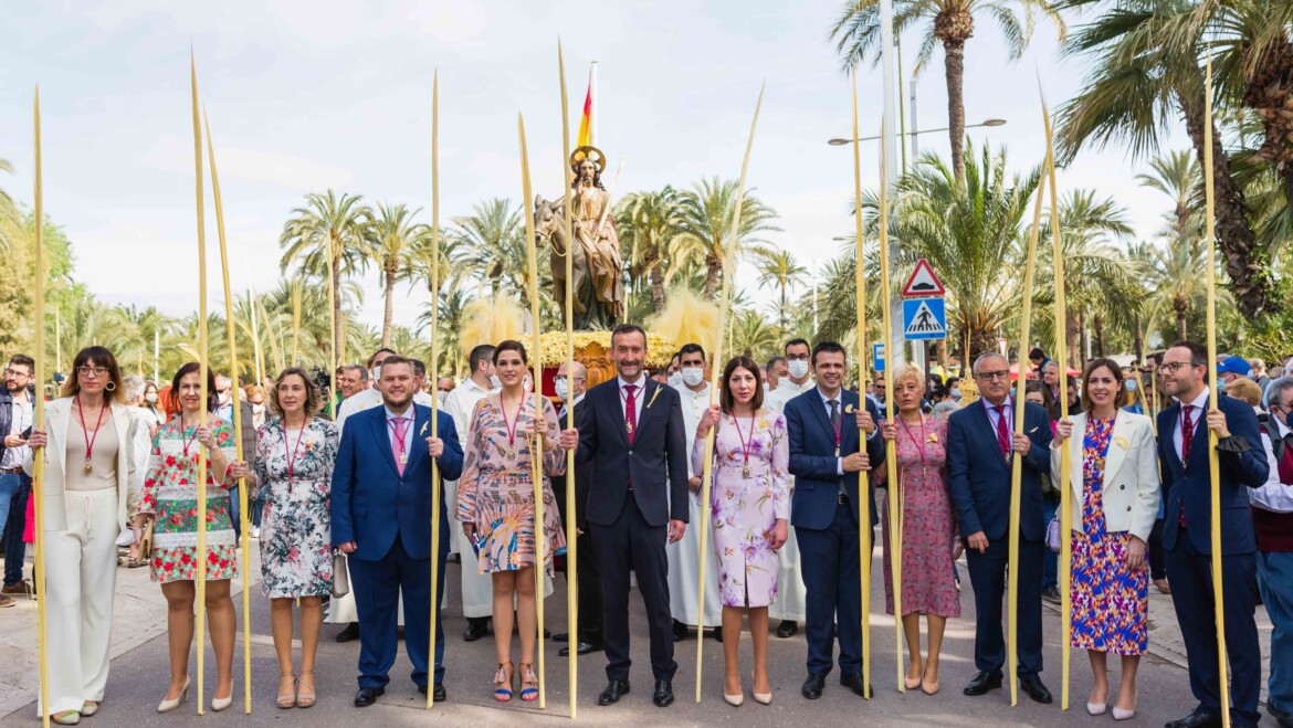 La Semana Santa vuelve a Elche tras dos años con una multitudinaria procesión de Domingo de Ramos
