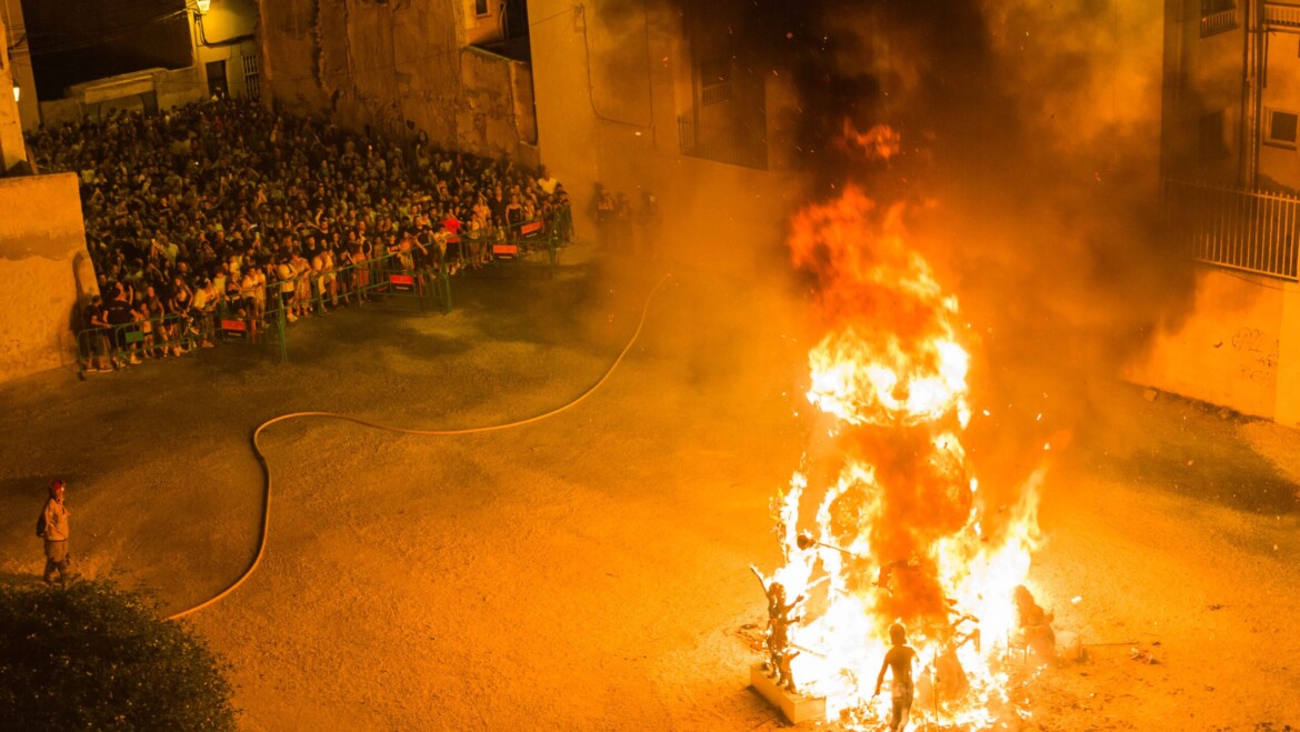 Una espectacular cremà pone fin a las primeras hogueras de El Raval en honor a San Juan tras la pandemia