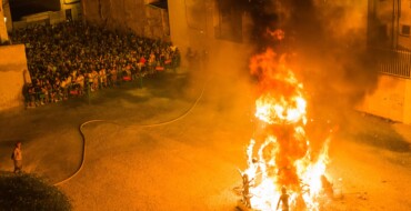 Una espectacular cremà pone fin a las primeras hogueras de El Raval en honor a San Juan tras la pandemia