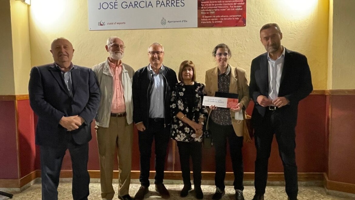 Emotivo homenaje a José García Parres, uno de los principales impulsores del voleibol en Elche y en la provincia