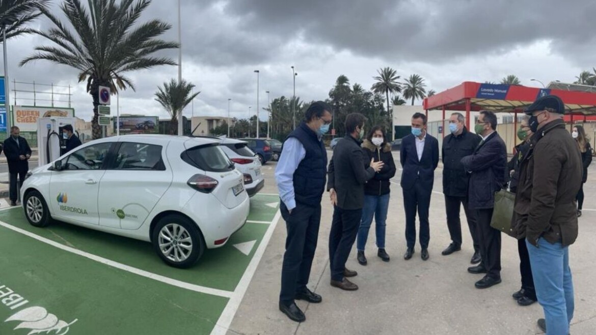 Elche se convierte en referente de la movilidad sostenible con la instalación de cuatro puntos de recarga eléctrica en la gasolinera de la Estación de Autobuses