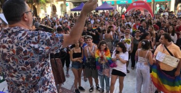 Más de 400 personas participan en la concentración de la plaza de Baix con motivo del Día del Orgullo LGTBIQ+