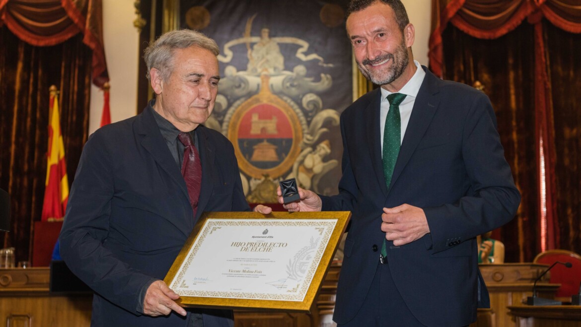 L’escriptor, dramaturg i cineasta il·licità Vicente Molina Foix rep el nomenament de Fill Predilecte d’Elx