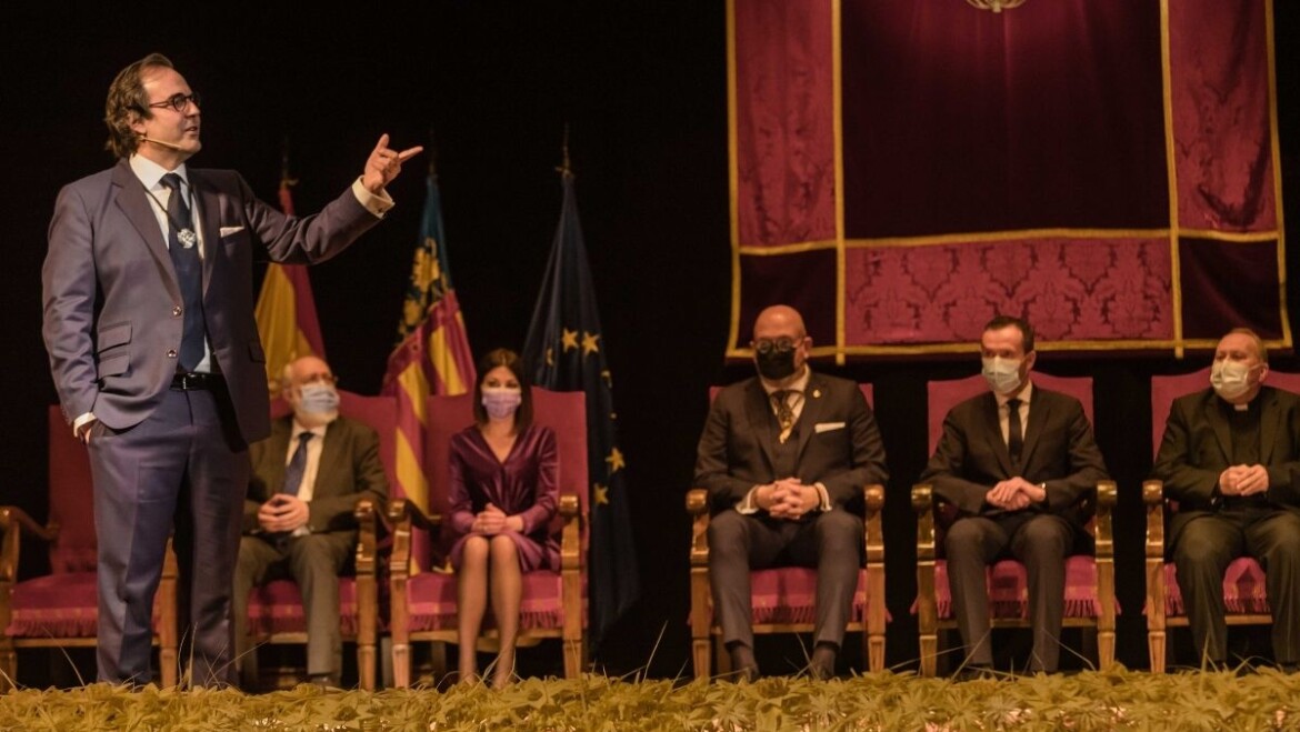 Un emotivo pregón pronunciado por el jurista Álvaro Antón inaugura la Semana Santa de Elche