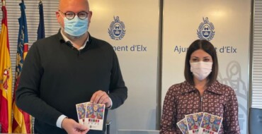 El Ayuntamiento de Elche y la Junta Mayor de Cofradías y Hermandades distribuyen este año 28.000 ejemplares del programa de Semana Santa entregando 3.000 más que en años anteriores.