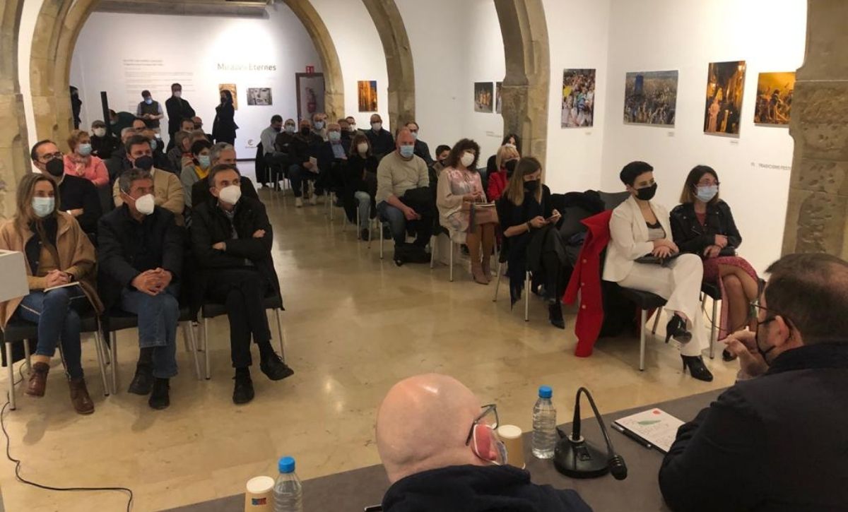 Presentación del libro ‘Palabras Sentidas’ en la Llotja Medieval (2) Imagen de la presentación de "Palabras Sentidas"