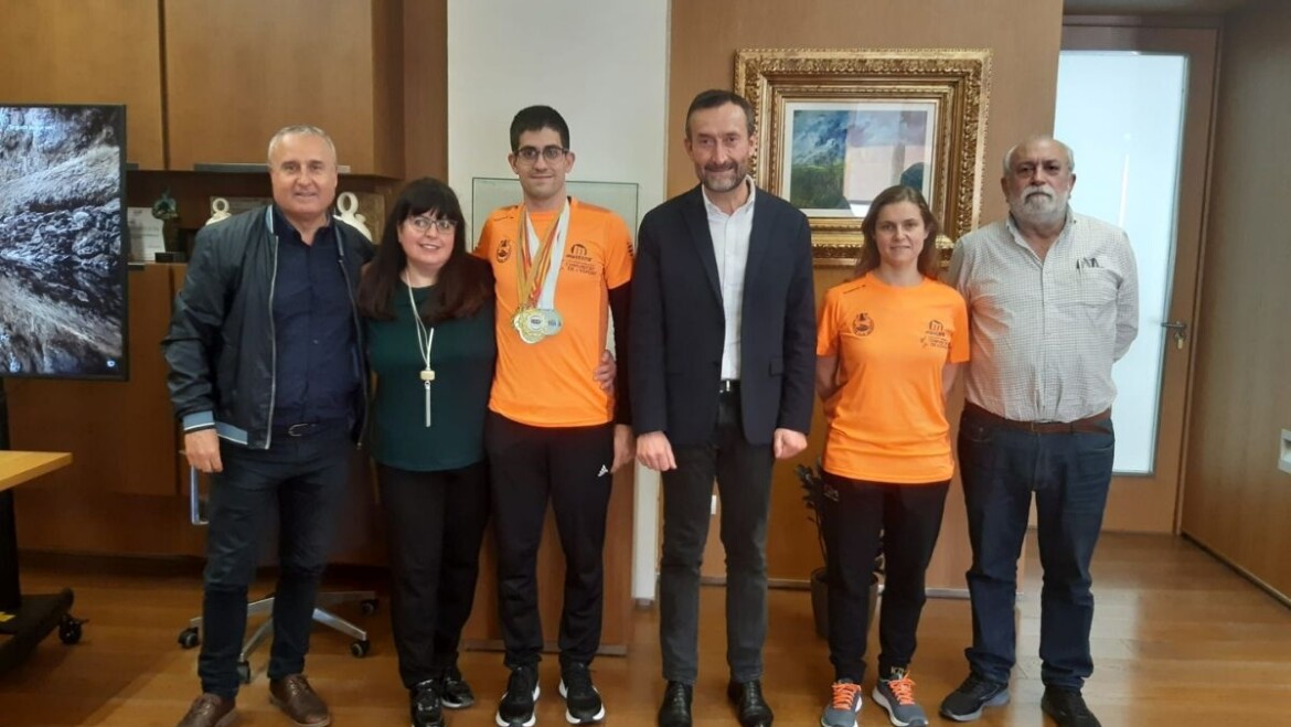 El alcalde felicita al nadador ilicitano Luis Paredes por sus logros deportivos