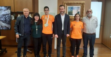 El alcalde felicita al nadador ilicitano Luis Paredes por sus logros deportivos
