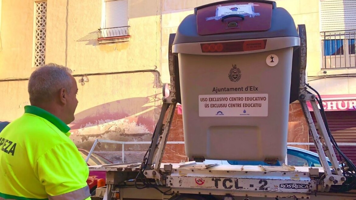 Limpieza pone en marcha la ruta de recogida orgánica de grandes productores con un centenar de contenedores