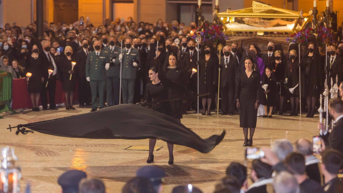 La Trencà del Guió es trenca a la primera i presagia un any de bona sort per a Elx