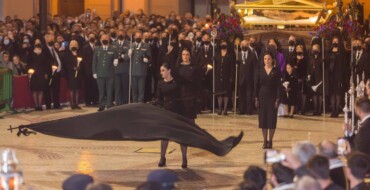 La Trencà del Guió se rompe a la primera y presagia un año de buena suerte para Elche