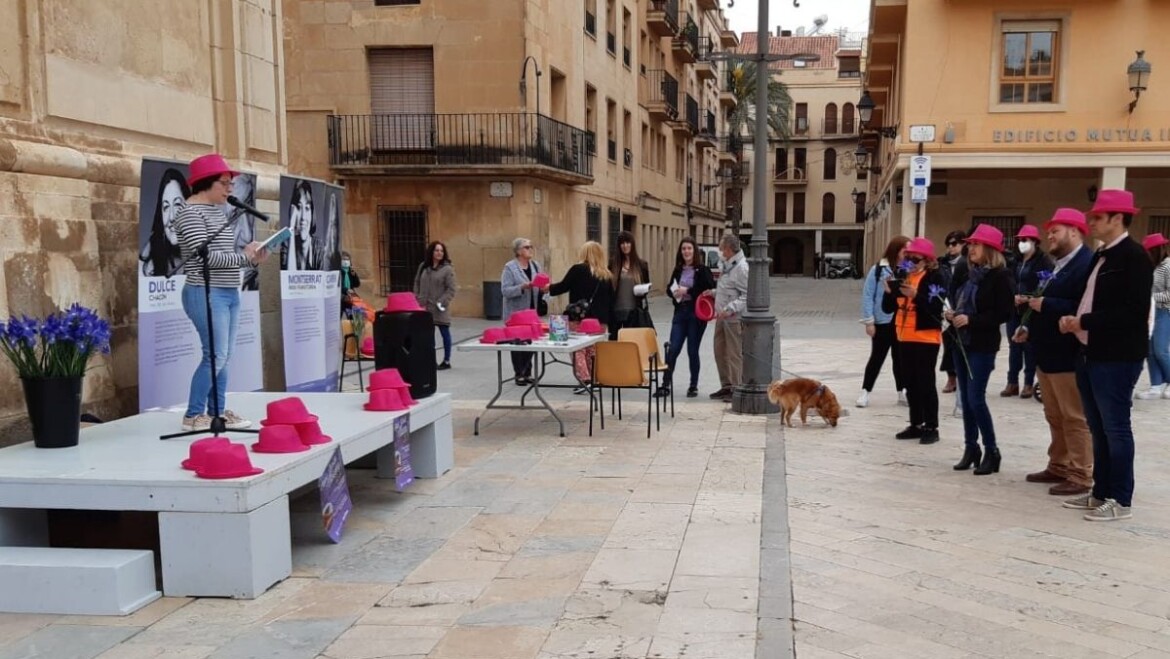 Escritoras ilicitanas reivindican la igualdad en el mundo de las letras durante la segunda edición del Sant Jordi Violeta