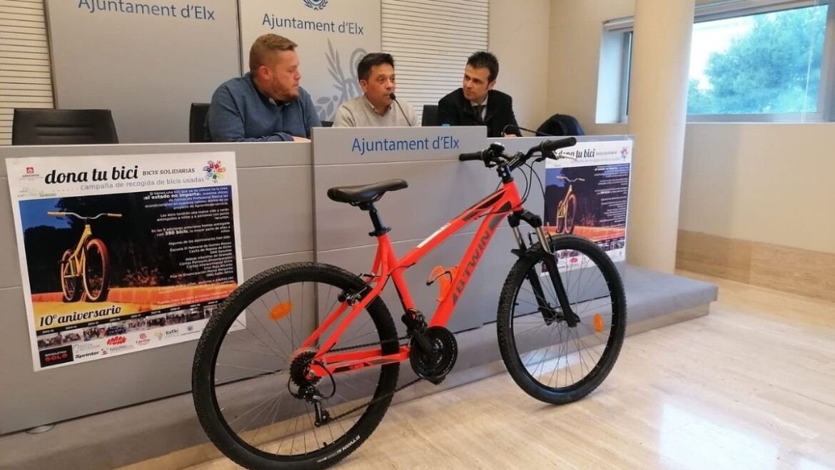 El proyecto «Bicis Solidarias» entregará bicicletas usadas y reparadas a las familias ucranianas acogidas en Elche
