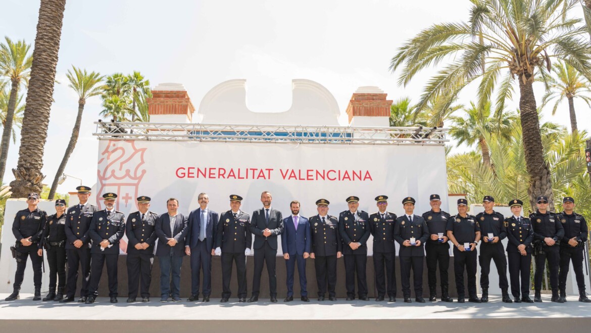 Condecorats a Elx més de tres-cents agents de la policia autonòmica i locals de la província per la seua labor de seguretat ciutadana
