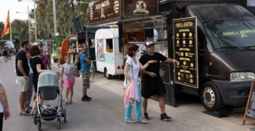 La música en directo y los foodtrucks con gastronomía internacional regresan al Paseo de la Estación con la inauguración del VII Festival Street Market Elx