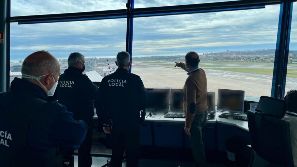 La Policia Local i controladors aeris de l’aeroport Alacant-Elx Miguel Hernández participen en una activitat formativa de vol de drons