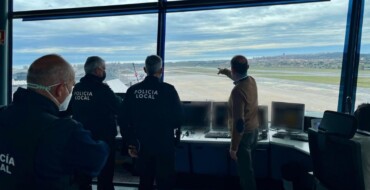 La Policía Local y controladores aéreos del aeropuerto Alicante-Elche “Miguel Hernández» participan en una actividad formativa de vuelo de drones
