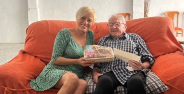 La concejala de Política de Mayores felicita a Antonio Vicente Espinosa, vecino de La Hoya, por su 105 aniversario