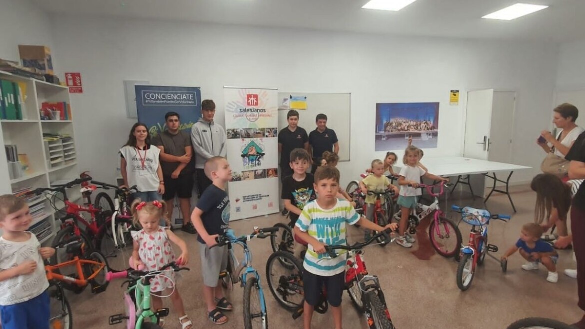 El Proyecto «Bicis Solidarias» entrega 17 bicicletas a niñas y niños refugiados de Ucrania acogidos en Elche