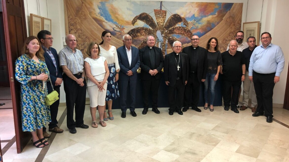 El Patronato del Misteri nombra al obispo emérito de Orihuela-Alicante, Jesús Murgui, portaestandarte de las representaciones de agosto