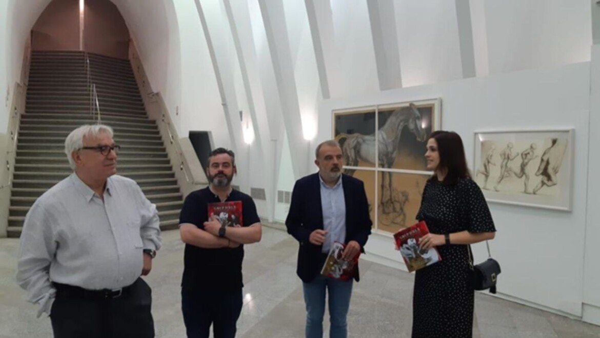 La regidora de Cultura inaugura l’exposició de pintura del Grup d’Elx a Alcoi