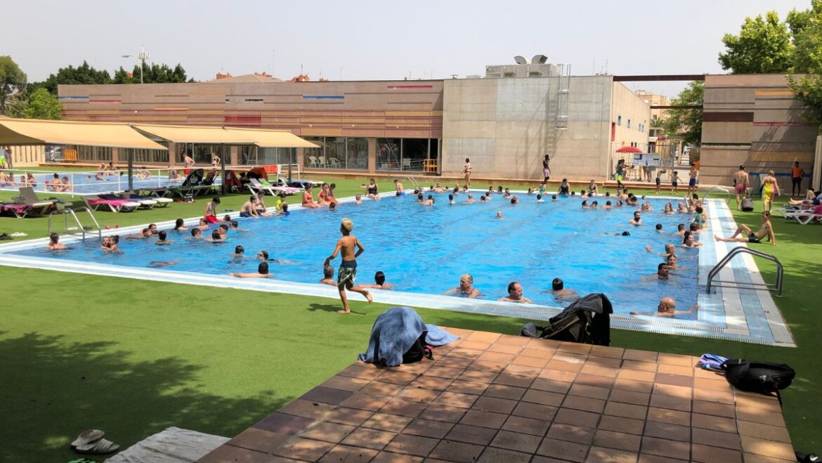 Prop de 5.000 il·licitans gaudeixen de les piscines municipals en el primer cap de setmana de la temporada de bany
