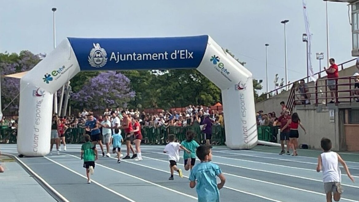 Prop d’un miler de xiquets i xiquetes participen en la milla escolar