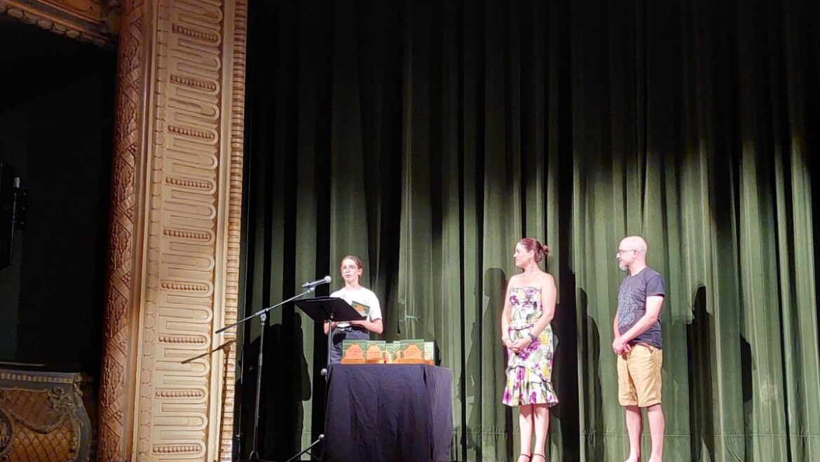 Marga Antón destaca la implicación de los jóvenes en la Muestra de Teatro «Oscar Martín»