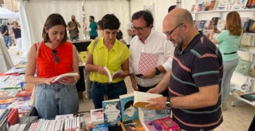 Inaugurada la primera Plaça del Llibre en Elche