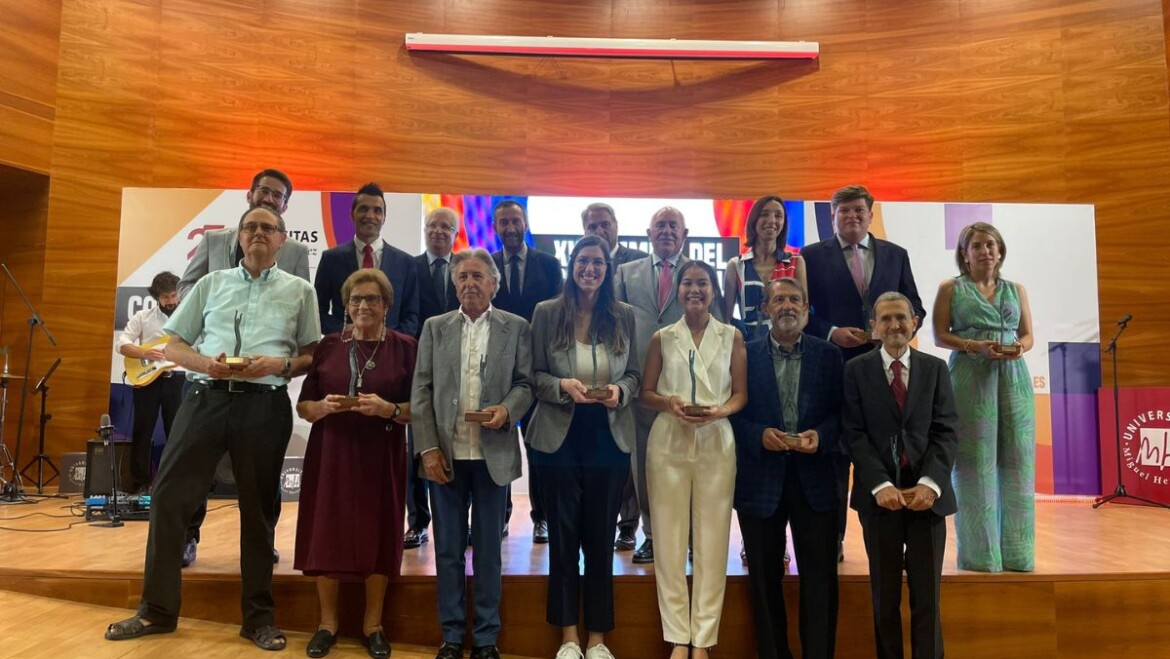 El alcalde entrega el premio ‘Entidad sin ánimo de lucro’ a CONCIÉNCIATE por su labor altruista y solidaria durante los Premios del Consejo Social de la UMH