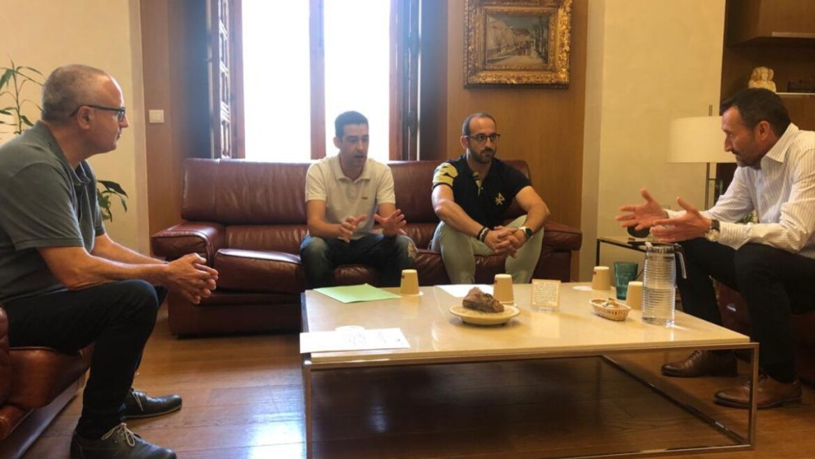 El alcalde y el concejal de Deportes se reúnen con la nueva directiva de la Federación de Peñas del Elche CF