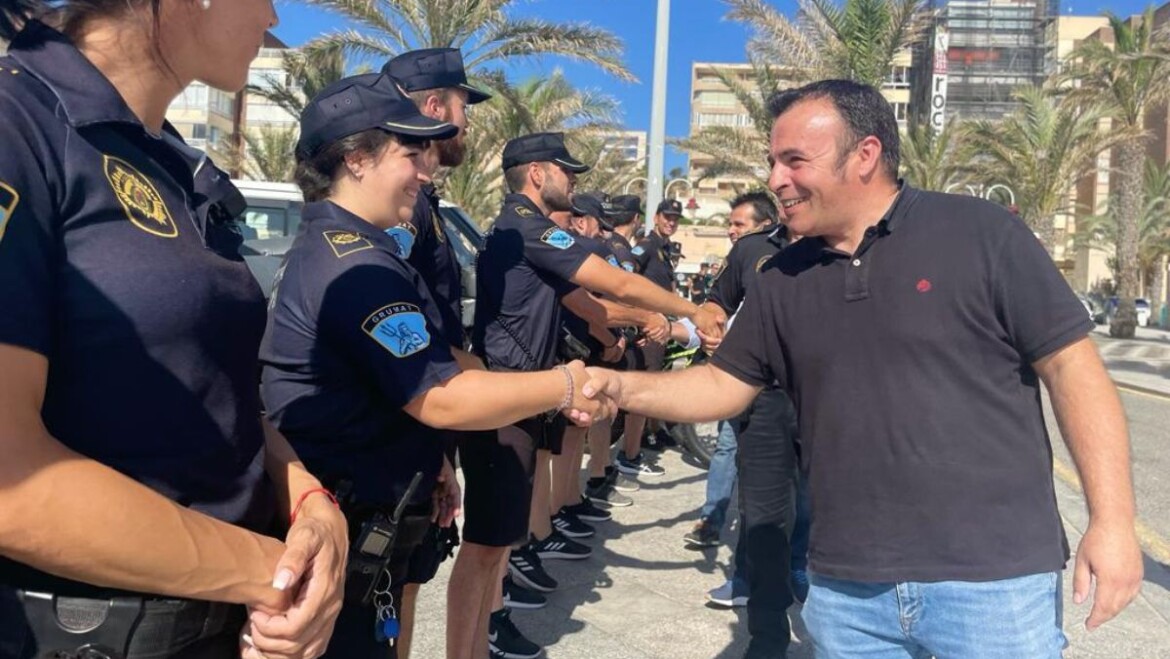 La nueva Unidad Turística formada por 40 agentes de la Policía Local velará por la seguridad de los usuarios en las playas de Elche durante la temporada estival