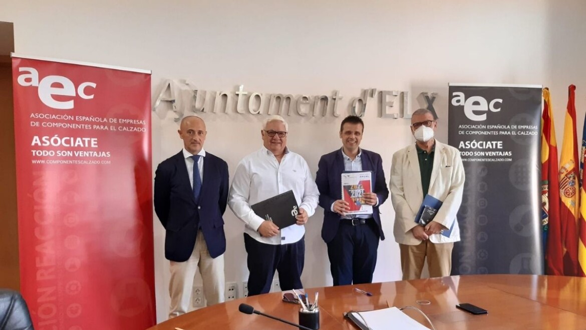 El Ayuntamiento apoya con 12.000 euros las actividades de innovación, promoción y formación de las empresas de componentes del calzado