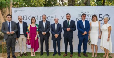 Carlos González: “El Hotel Huerto del Cura es un emblema para la ciudad que ha servido para proyectar al resto de España la belleza singular del Palmeral”