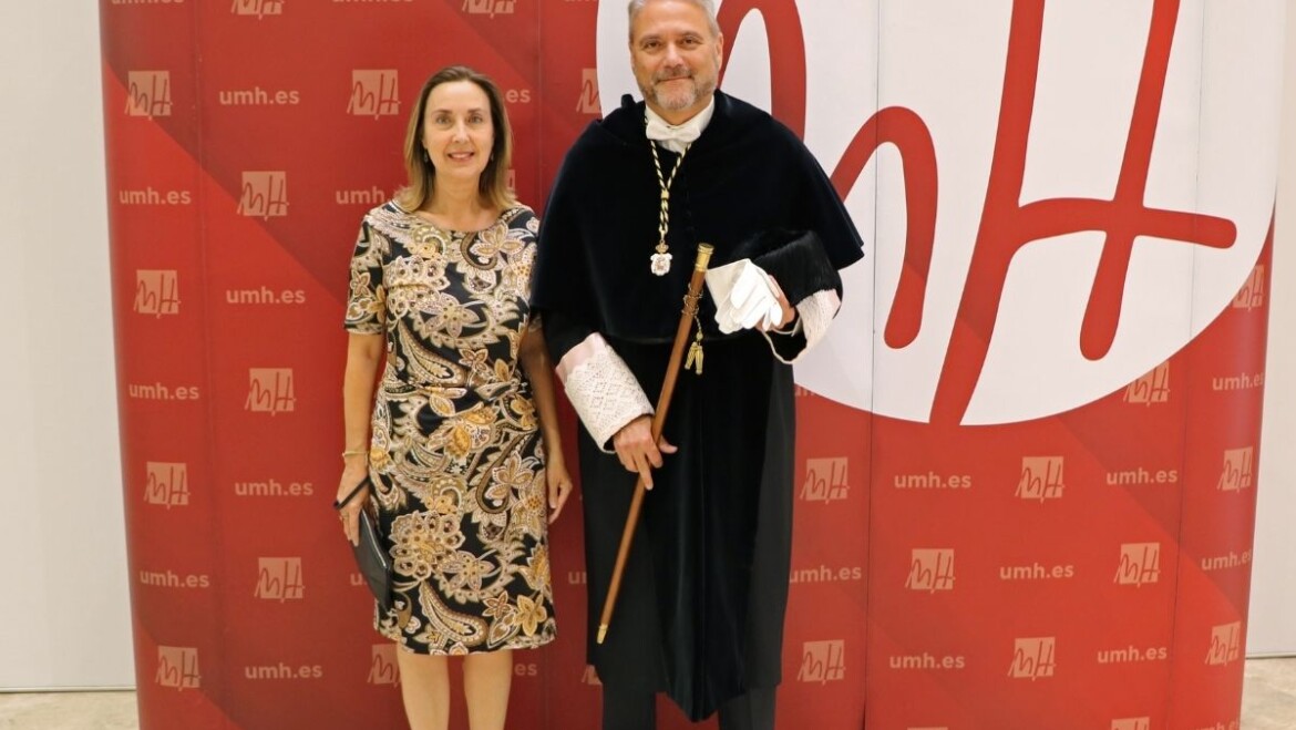 La regidora d’Educació i Universitats, María José Martínez, assisteix a la clausura del curs 2021-2022 de la UMH