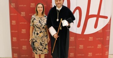 La regidora d’Educació i Universitats, María José Martínez, assisteix a la clausura del curs 2021-2022 de la UMH
