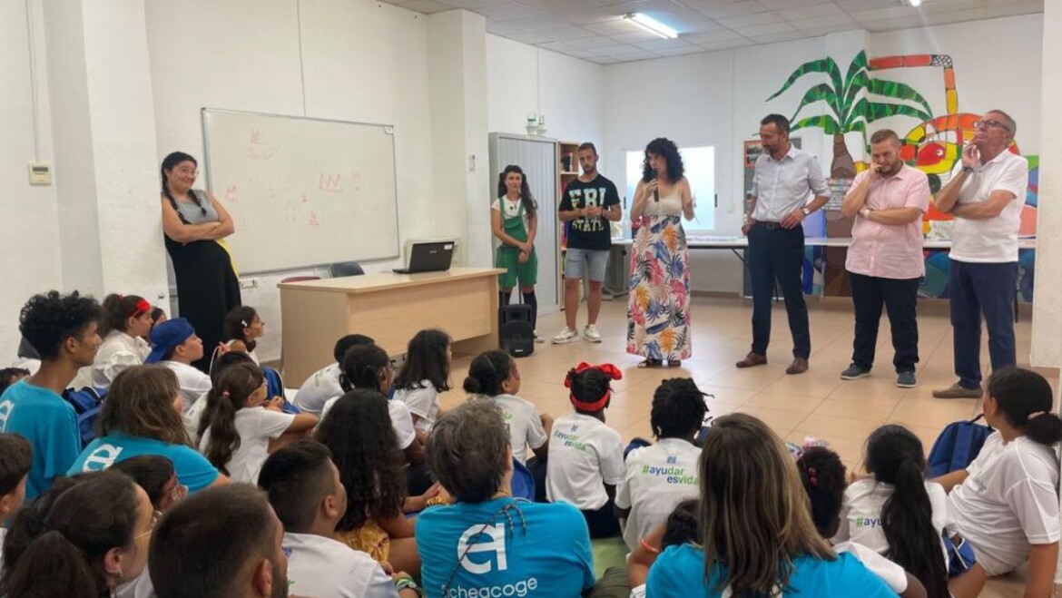 L’alcalde i l’edil de Drets Socials entreguen els diplomes de l’escola d’estiu d’Elx Acoge a una trentena de xiquets i a una dotzena de voluntaris