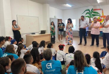 El alcalde y el edil de Derechos Sociales entregan los diplomas de la escuela de verano de Elche Acoge a una treintena de niños y a una docena de voluntarios