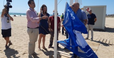 Comienza la temporada alta de baño con el izado de las banderas azules  y un dispositivo reforzado de  salvamento y socorrismo