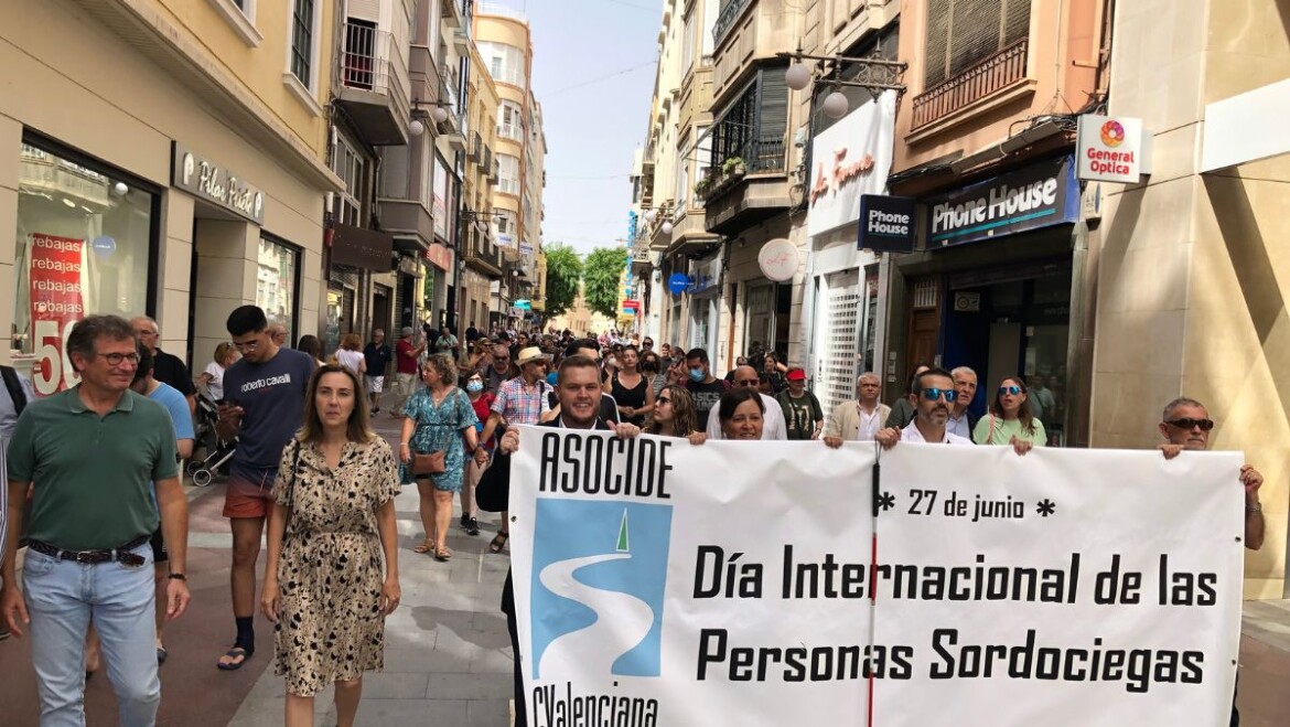 Las personas sordociegas de la Comunidad Valenciana reivindican sus derechos con una manifestación a ritmo de batucada por el centro de Elche