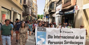 Las personas sordociegas de la Comunidad Valenciana reivindican sus derechos con una manifestación a ritmo de batucada por el centro de Elche