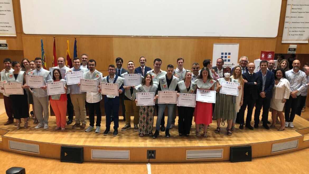 La IV promoció del Nanomàster en Tasques Auxiliars de Botiga de la Càtedra de Discapacitat i Ocupabilitat TEMPE-APSA de la UMH celebra el seu acte de graduació