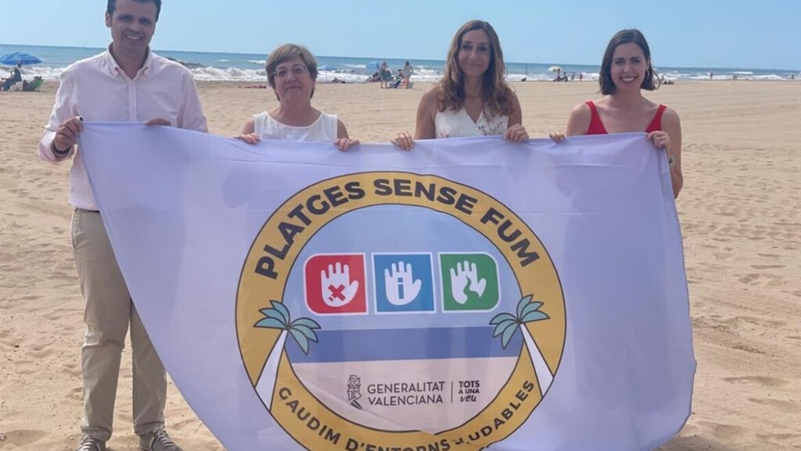 Las Playas de Elche serán espacios libres de humo de tabaco este verano para proteger el litoral de las colillas