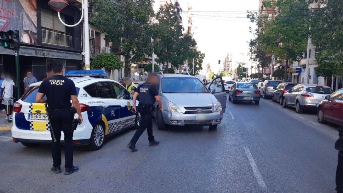 Detingut per arrossegar amb el seu cotxe un agent que va acudir a atendre un atropellament lleu