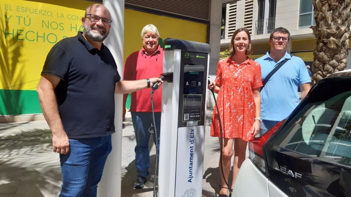 Mobilitat i Eficiència Energètica instal·len els primers punts públics de recàrrega per a vehicles elèctrics