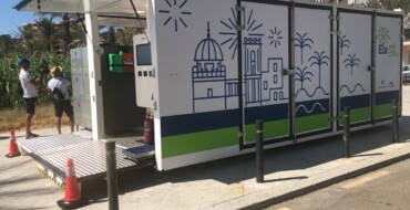 El punto limpio móvil informatizado inicia su servicio en pruebas en Arenales y prevé la implantación futura de un sistema de incentivos
