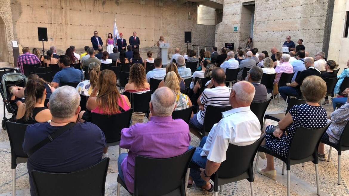 Els Moros i Cristians d’Elx ultimen els seus preparatius per a tornar als carrers després de la pandèmia amb la presentació de la revista i els càrrecs de rei Jaume I i de mantenidor