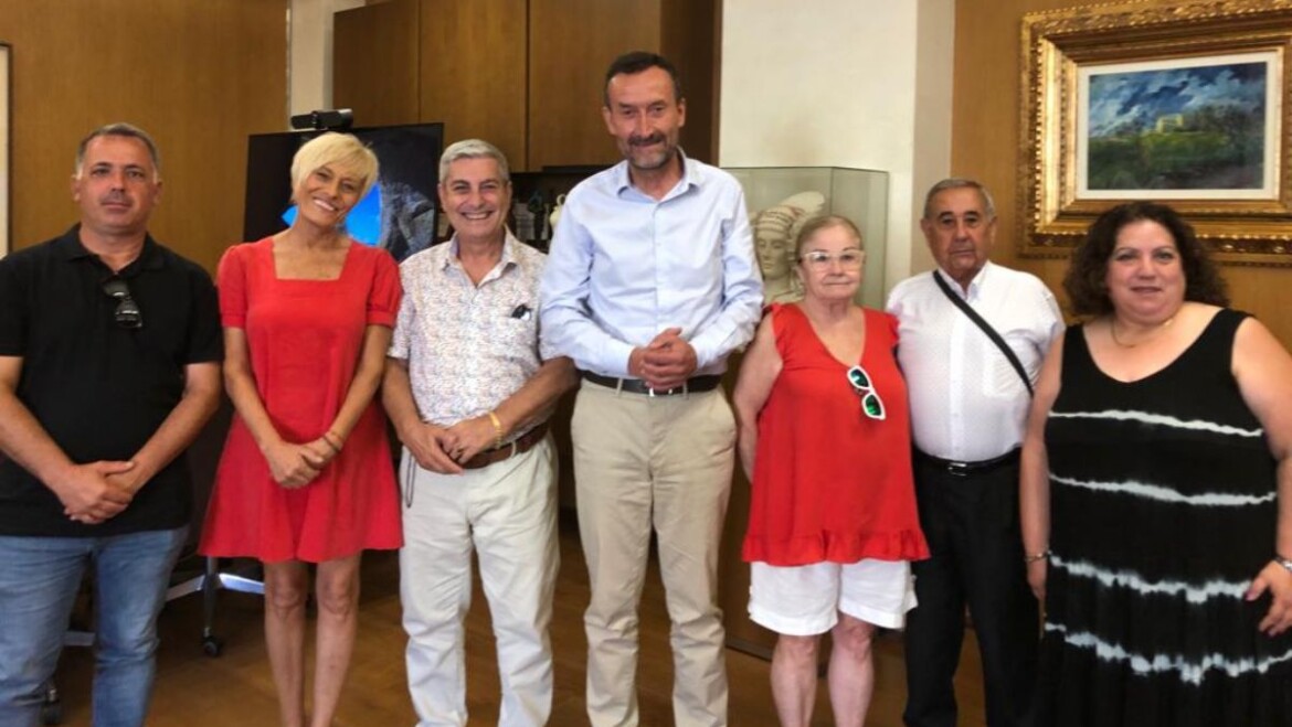 El alcalde y miembros de la Federación de Asociaciones Vecinales de Elche abordan proyectos para el desarrollo de los barrios y pedanías