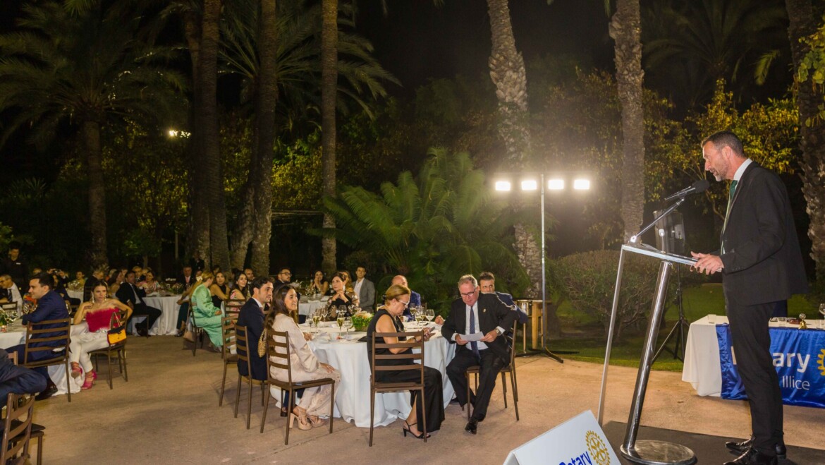 L’alcalde agraeix als rotaris la seua implicació i aportació al desenvolupament de la ciutat