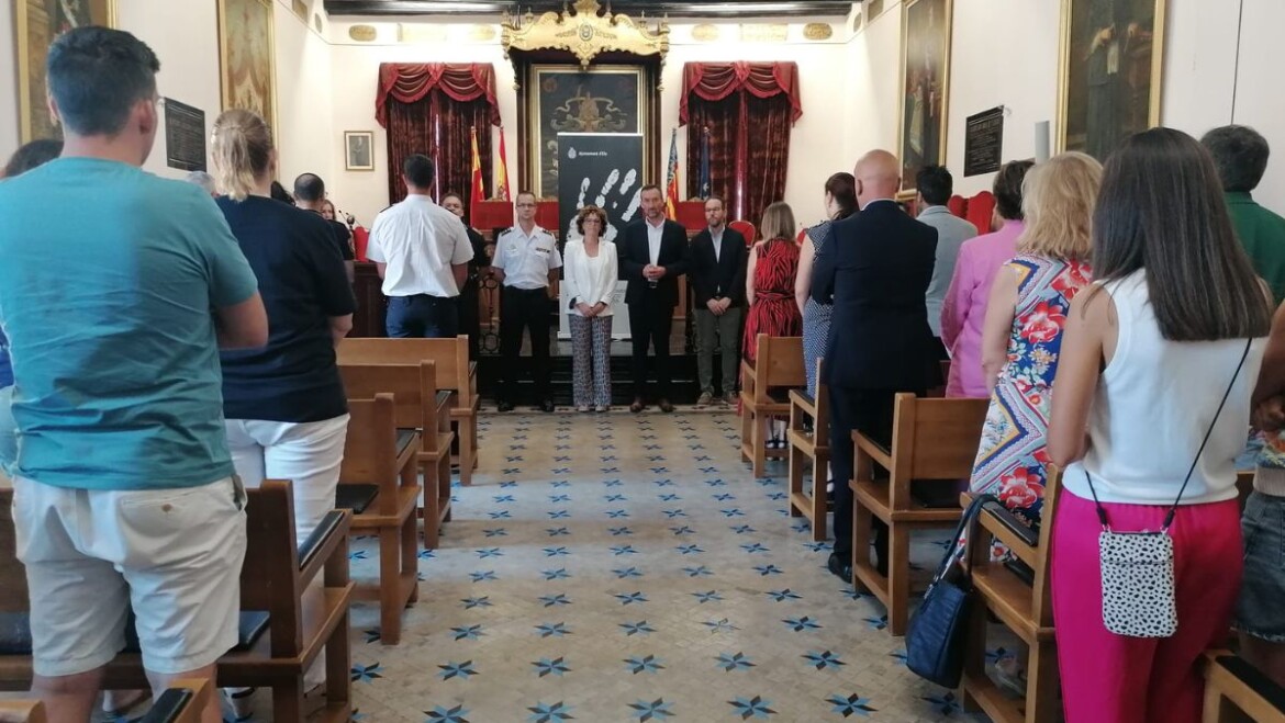 La Corporación Municipal homenajea a Miguel Ángel Blanco con tres minutos de silencio en el 25 aniversario de su asesinato